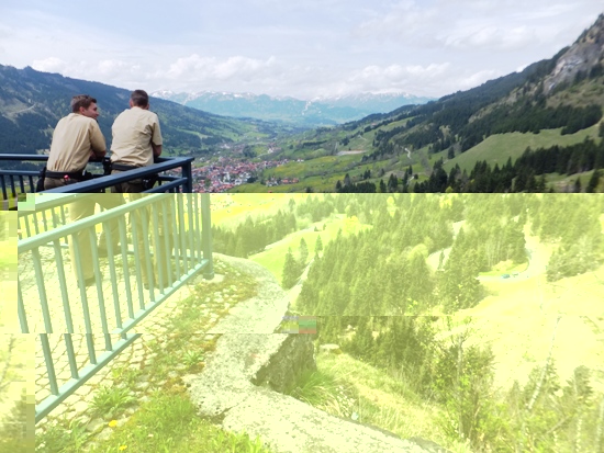 Blick vom Oberjoch nach Hindelang, sogar die Rennleitung benutzt diesen Ausblick (Überholverbot)