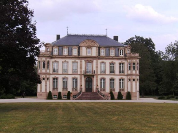 Das ist das Schloss Saint Jean wo Bugatti lebte. (Gehöhrt VW)