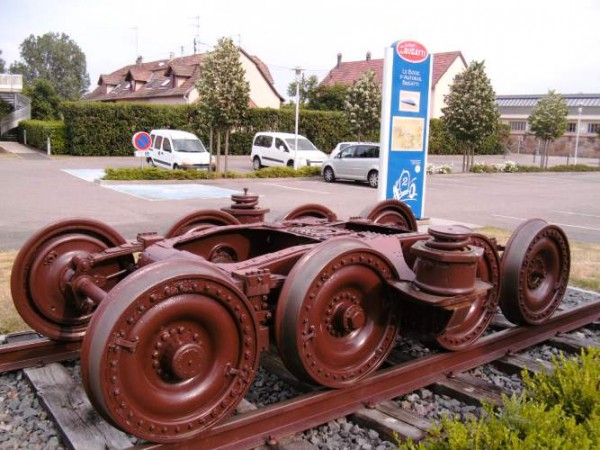 Dies ist ein Eisenbahnfahrgestell womit  man 1930 schon über 200Kmh fahren konnte , Bugatti hielt damit mehrere Weltrekorde.