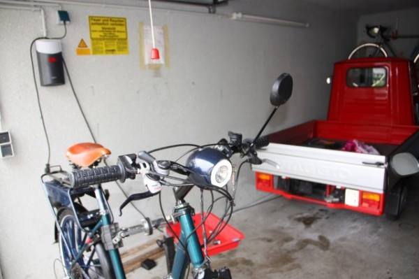 Oberes Copitt von Vorne, wo noch der Bremshebel der alten Magura Lousise zu sehe ist.<br />Der Shimano Deore XT Daumenschalthebel wurde ebenfalls gegen eine 7fach Drehgriffschaltung ausgetauscht.<br />Der Vorteil gegen der alten Konstruktion ist, dass ich jetzt immer am Gas bleiben kann, ohne die Hand vom Gasgriff nehmen zu müssen oder nicht dauernd die Hand verrenken muss beim Schalten wenn ich am Gas bin.